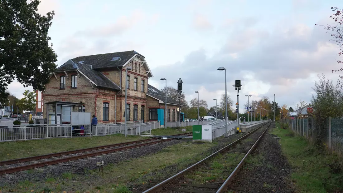 Die Bahnstation Sörup auf der Strecke zwischen Kiel und Flensburg hat einen Sonderpreis erhalten. (Foto Produktion) - Bild: Marcus Brandt/dpa