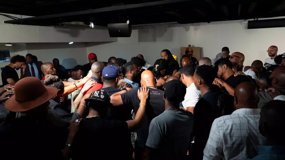 Teilnehmer eines «Black Man Lab»-Treffens beten gemeinsam während einer Veranstaltung in Atlanta, wo sie die Kandidatur von Harris diskutieren. «Black Man Lab» ist eine Organisation, die sich mit der Position schwarzer Männer in der US-Gesellschaft auseinandersetzt. (Archiv) - Bild: Stephanie Scarbrough/AP/dpa