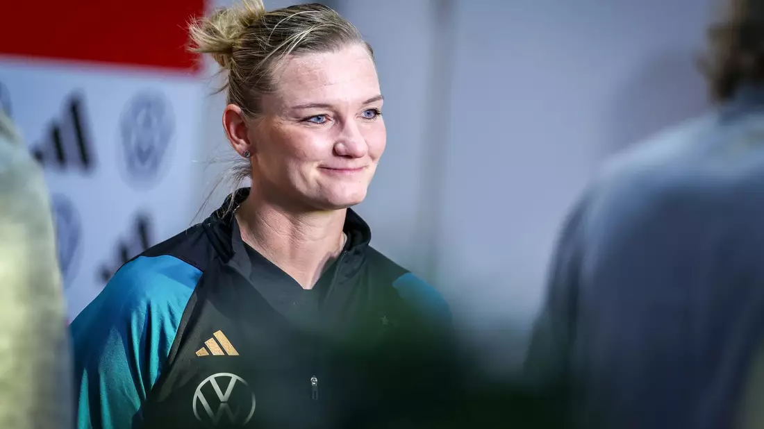 Ein letztes Mal im Rampenlicht: Kapitänin Alexandra Popp verabschiedet sich aus der Nationalelf. - Bild: Christoph Reichwein/dpa