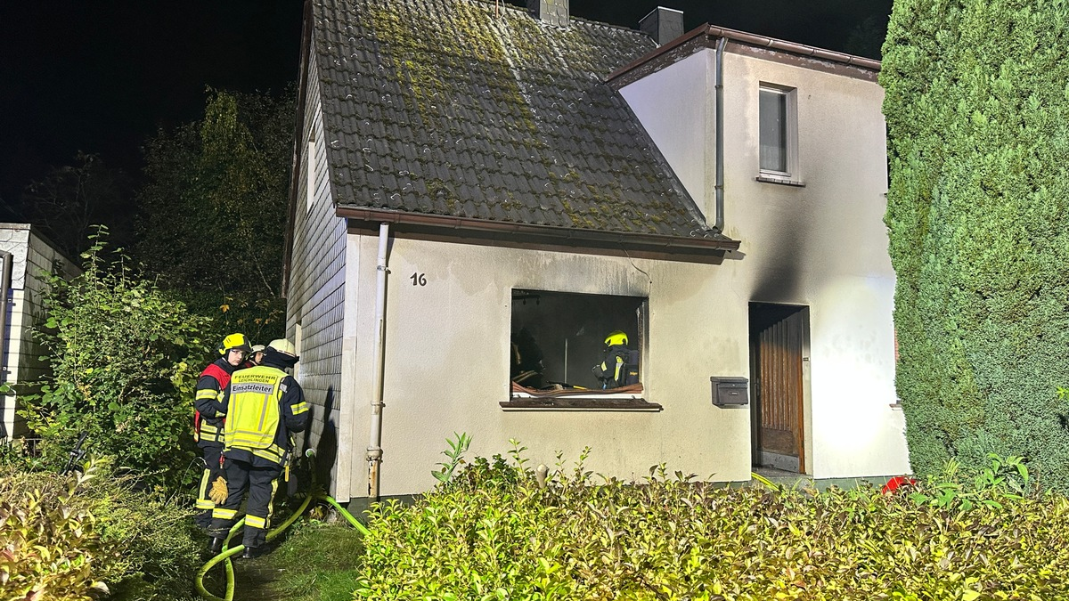 FW Leichlingen: Wohnhausbrand - Doppelhaushälfte nicht mehr bewohnbar - Foto: presseportal.de