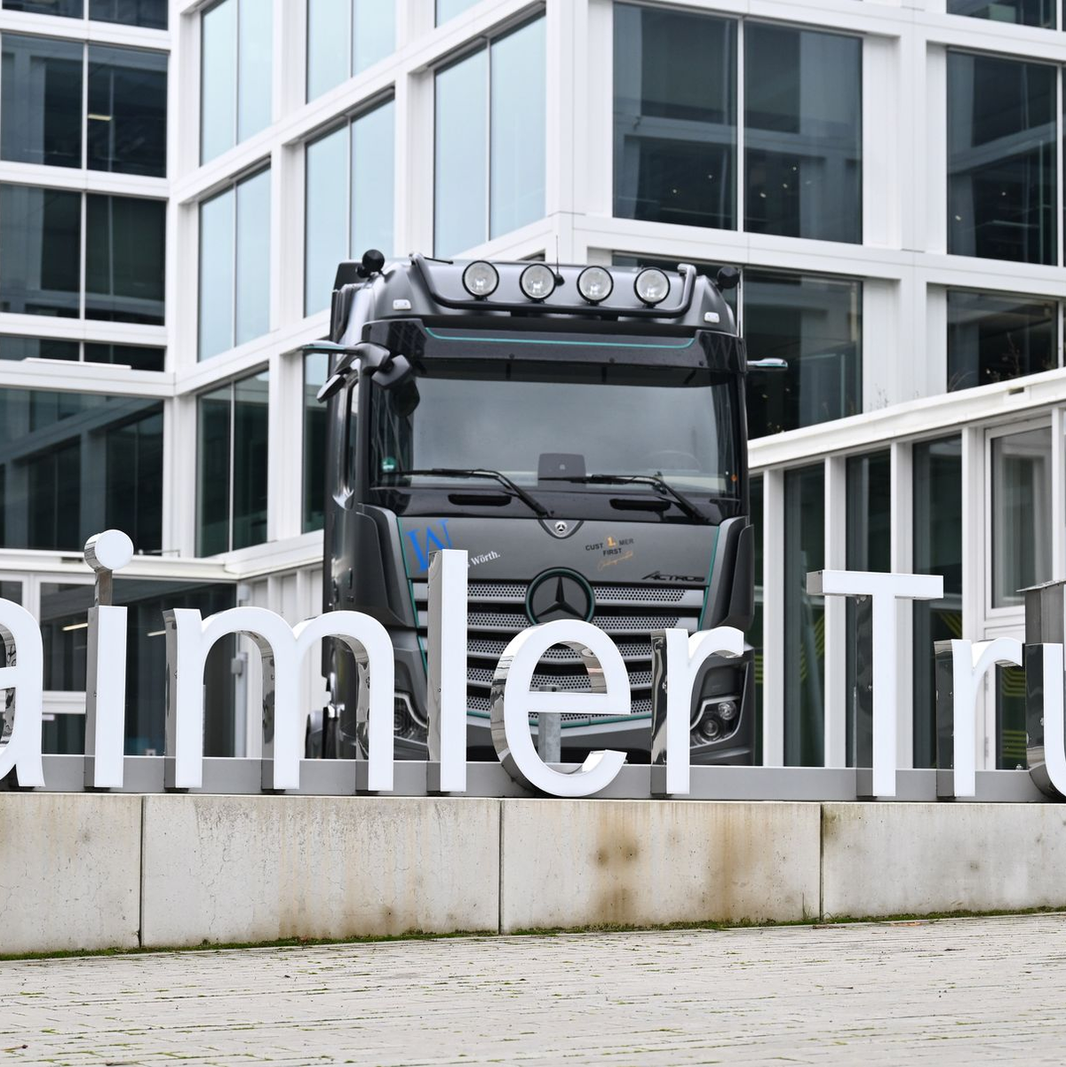 Der Dax-Konzern elektrifiziert seinen Überlandbus. (Archivbild) - Foto: Bernd Weißbrod/dpa