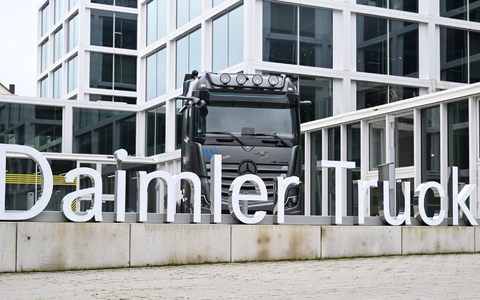 Daimler Truck: Software-Kooperation mit Volvo geplant. - Foto: Bernd Weißbrod/dpa