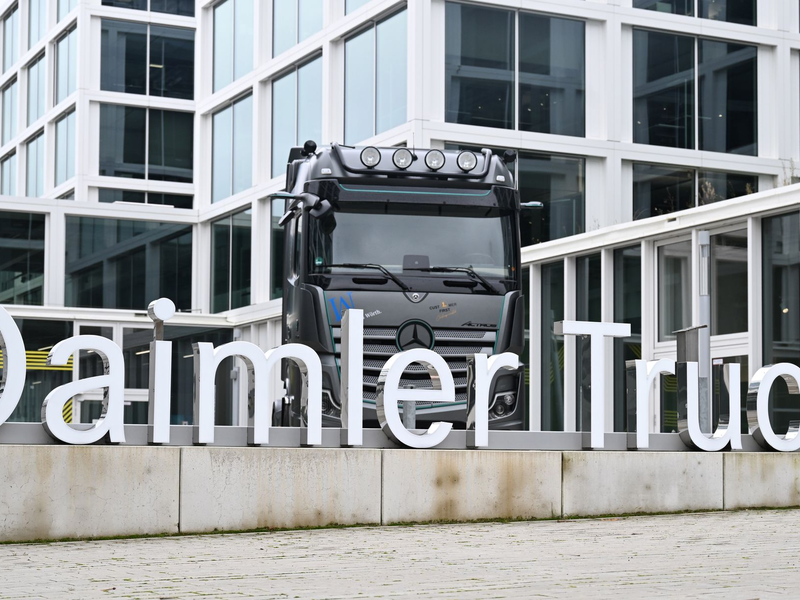 Daimler Truck will die Kosten in Deutschland senken. - Foto: Bernd Weißbrod/dpa