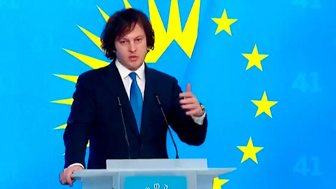 Ungeachtet von Fälschungsvorwürfen nennt Ministerpräsident Irakli Kobachidse die Wahl einen Vertrauensbeweis. - Bild: Uncredited/Georgian Dream Party/AP/dpa