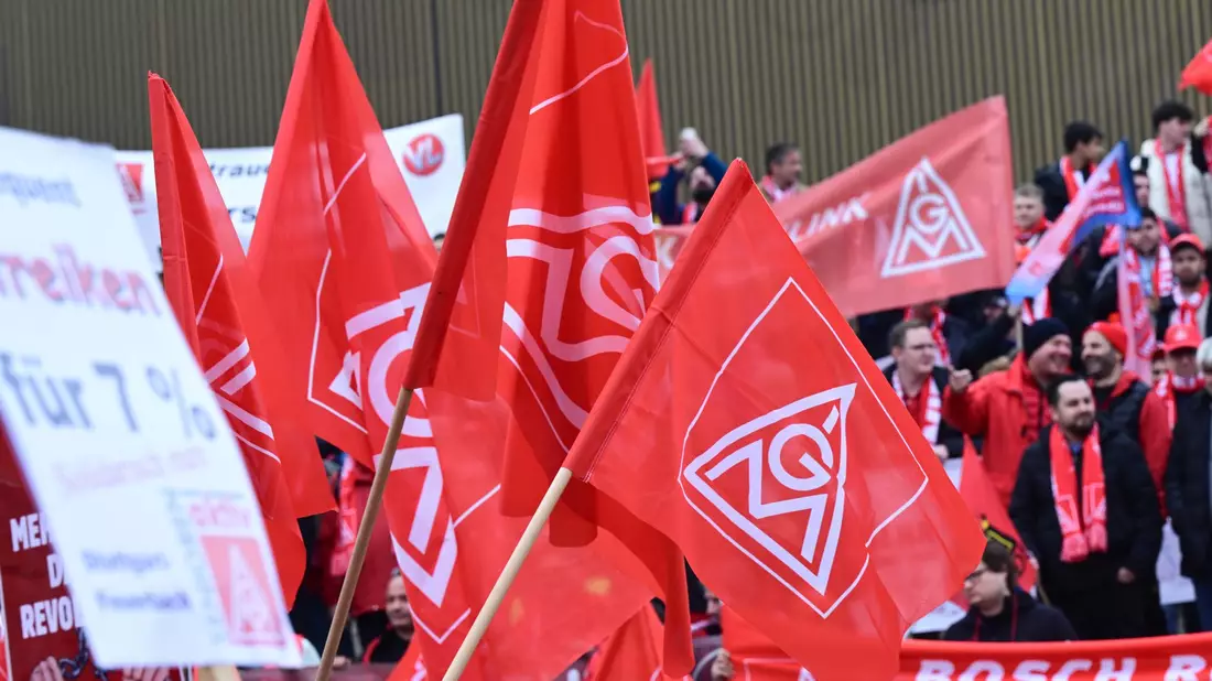 Vor der dritten Verhandlungsrunde beginnt die IG Metall mit Warnstreiks. (Archivbild) - Bild: Bernd Weißbrod/dpa