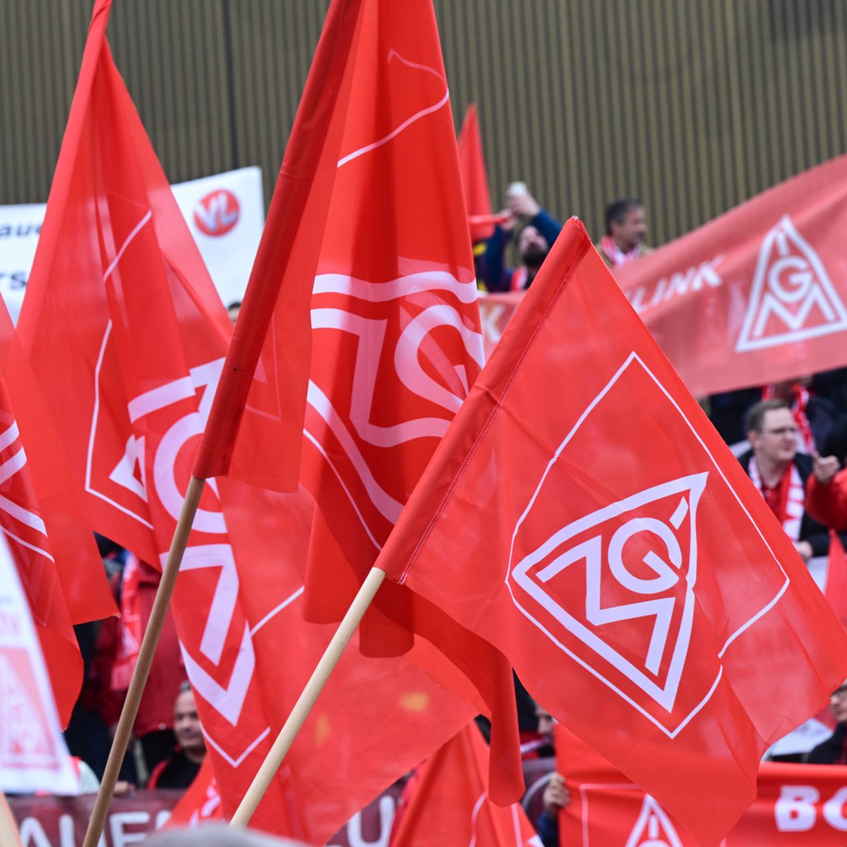 Vor der dritten Verhandlungsrunde beginnt die IG Metall mit Warnstreiks.  - Foto: Bernd Weißbrod/dpa