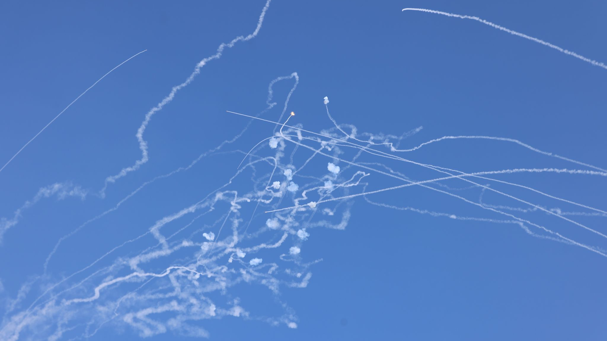 Rauchspuren beim Einsatz eines israelischen Raketenabwehrsystems (Archivbild) - Foto: David Cohen/JINI via XinHua/dpa