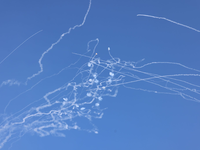 Rauchspuren beim Einsatz eines israelischen Raketenabwehrsystems (Archivbild) - Foto: David Cohen/JINI via XinHua/dpa