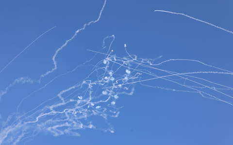 Rauchspuren beim Einsatz eines israelischen Raketenabwehrsystems (Archivbild) - Foto: David Cohen/JINI via XinHua/dpa