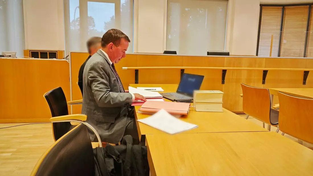 Der ehemalige Pfarrer nahm das Urteil fast regungslos zur Kenntnis. (Archivfoto) - Bild: Lukas Fortkord/dpa