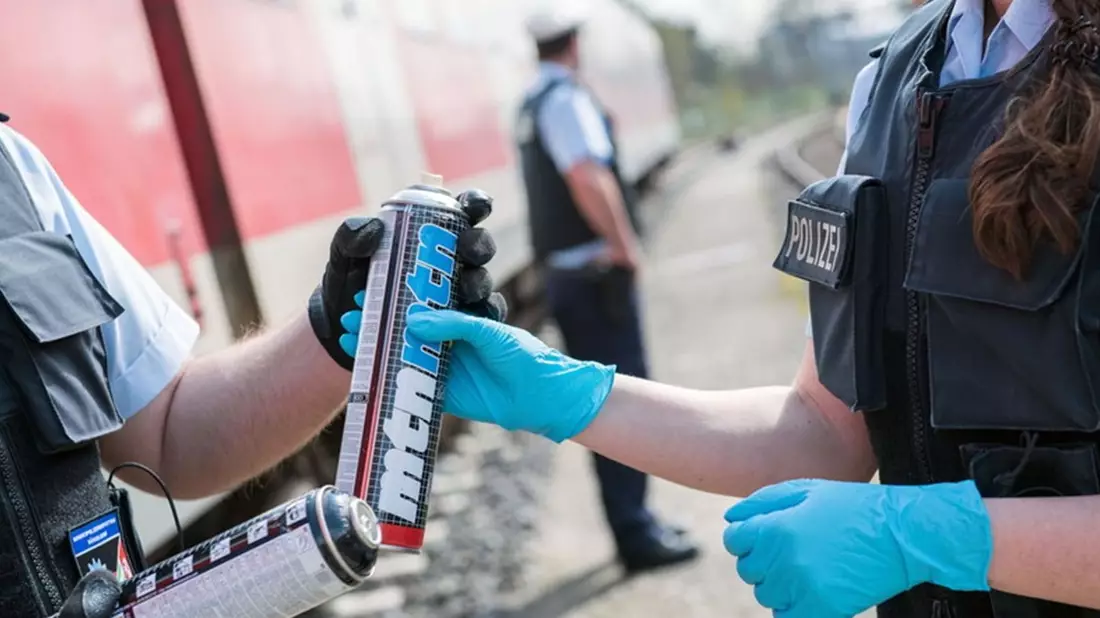 Bundespolizeidirektion München: Security bei Graffitibesprühung festgehalten - Bild: presseportal.de