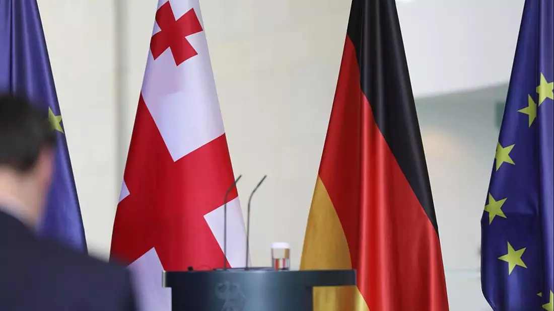 Flaggen von Georgien, Deutschland und EU (Archiv) - Bild: über dts Nachrichtenagentur