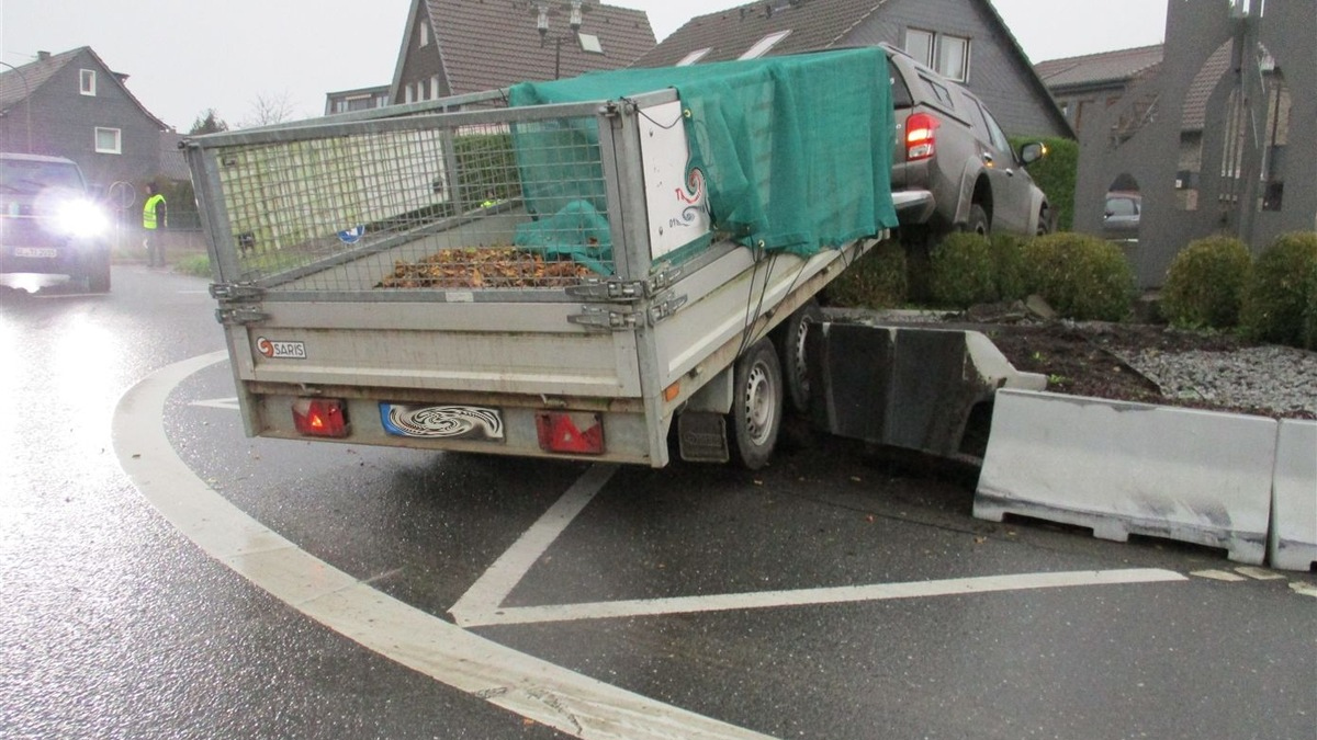 POL-RBK: Odenthal - Geländewagen mit Anhänger landet im Hochbeet eines Kreisverkehrs - Foto: presseportal.de