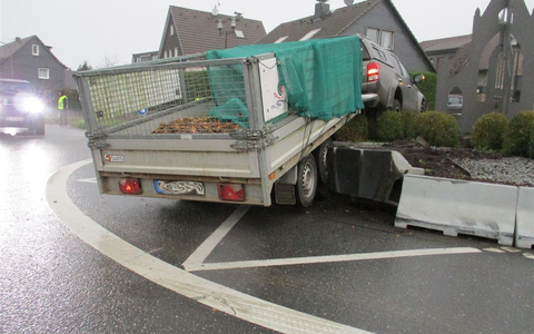 POL-RBK: Odenthal - Geländewagen mit Anhänger landet im Hochbeet eines Kreisverkehrs - Foto: presseportal.de
