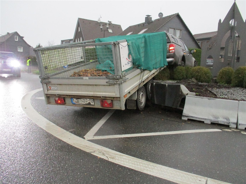 POL-RBK: Odenthal - Geländewagen mit Anhänger landet im Hochbeet eines Kreisverkehrs - Foto: presseportal.de