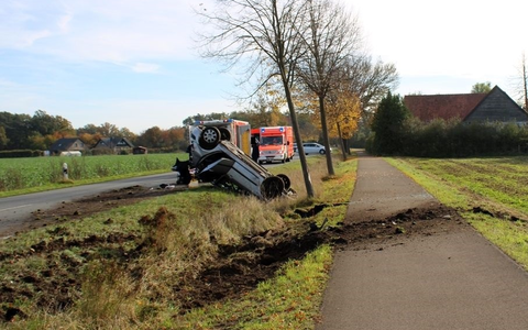 POL-MI: Auto überschlägt sich - Foto: presseportal.de