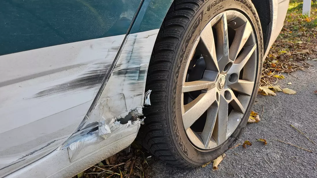 POL-CUX: Verkehrsunfallflucht in Spieka - Motorradfahrer kollidiert mit entgegenkommendem PKW und flüchtet - Zeugenaufruf (Lichtbild in der Anlage) - Bild: presseportal.de