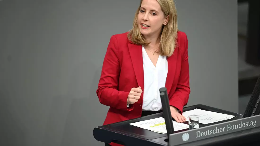 SPD-Fraktionsvize Verena Hubertz warnt vor einem Job-Abbau bei VW (Archivbild). - Bild: Rabea Gruber/dpa