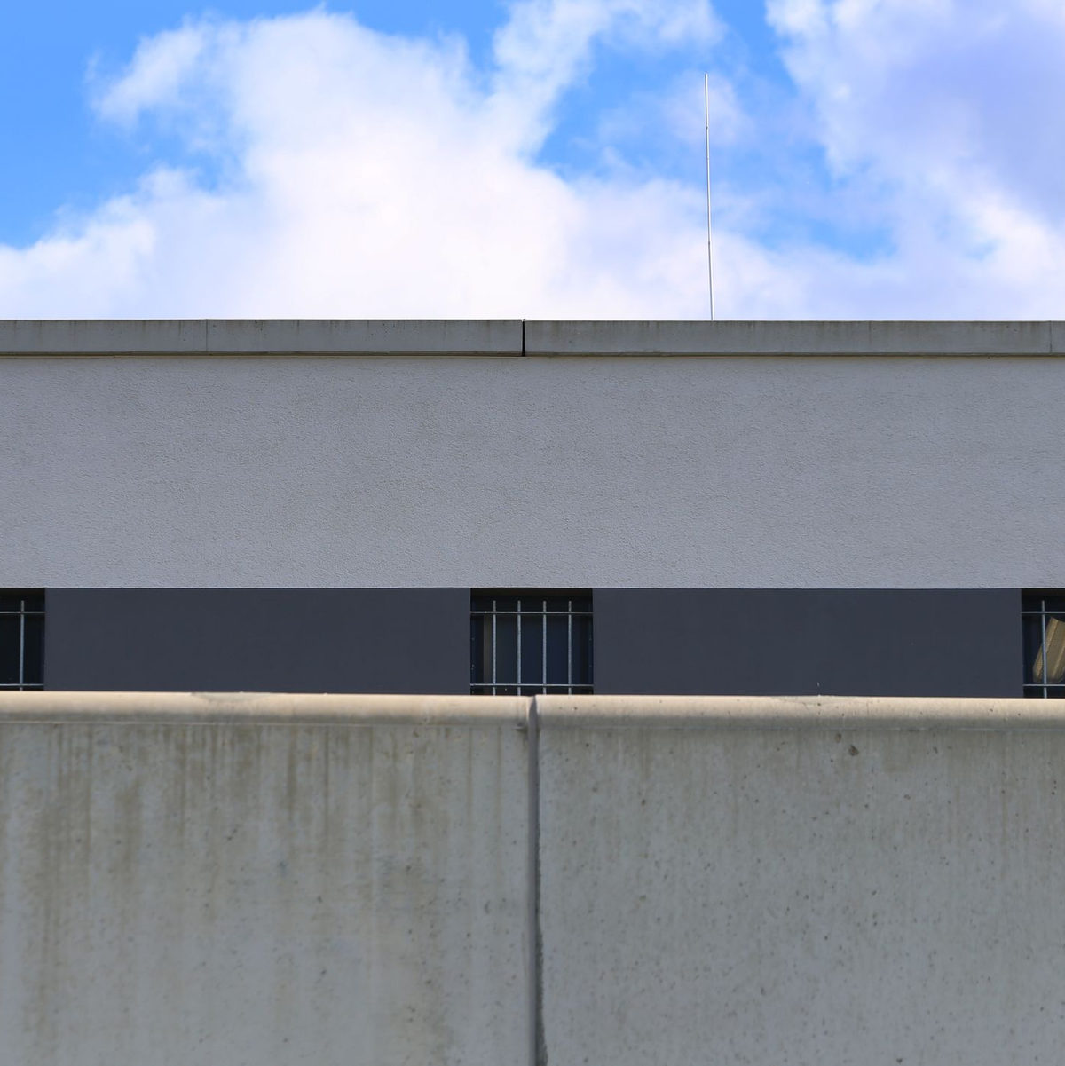 Vergitterte Fenster der Justizvollzugsanstalt Augsburg-Gablingen. Es besteht der Verdacht, dass Gefangene hier geschlagen und in sogenannten besonders gesicherten Hafträumen teils nackt, ohne Decke und ohne Matratze eingesperrt wurden. (Archivbild) - Foto: Karl-Josef Hildenbrand/dpa