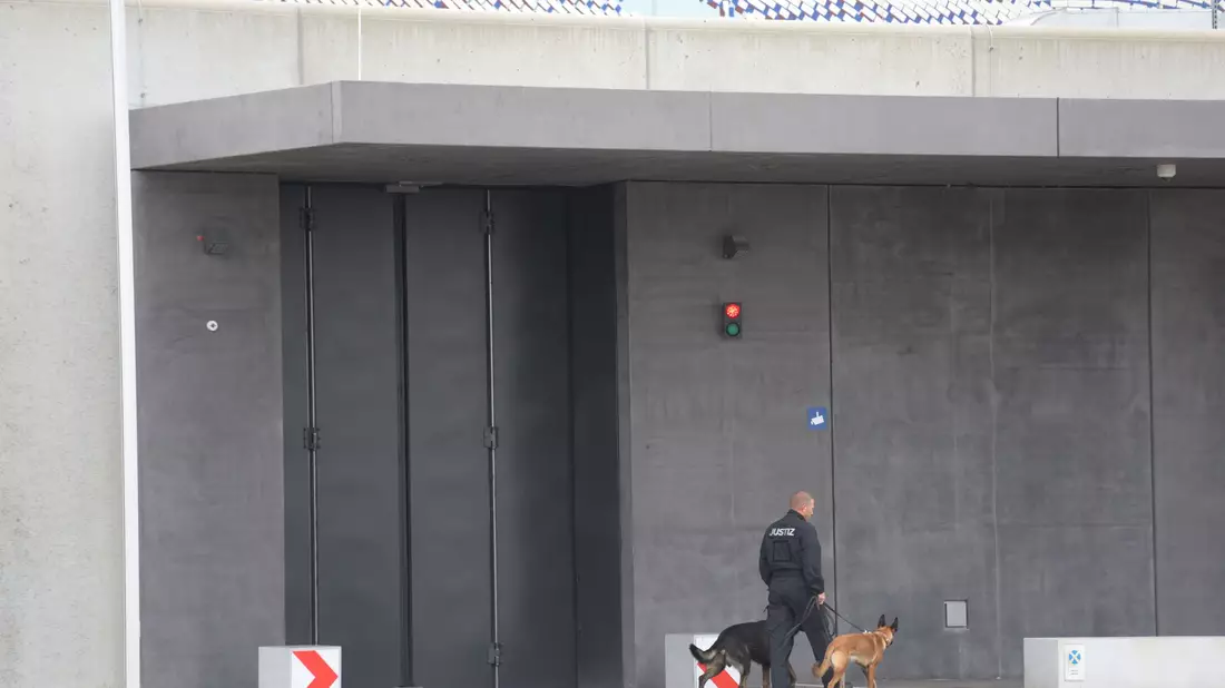 Gegen Mitarbeiter der Justizvollzugsanstalt Augsburg-Gablingen wird wegen des Verdachts der Körperverletzung ermittelt. (Archivbild) - Bild: Stefan Puchner/dpa