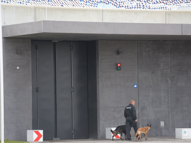 Gegen Mitarbeiter der Justizvollzugsanstalt Augsburg-Gablingen wird wegen des Verdachts der Körperverletzung ermittelt. (Archivbild) - Foto: Stefan Puchner/dpa
