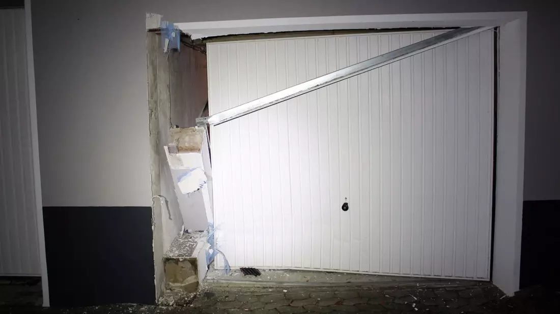 POL-MI: Autofahrer kracht in Garage und flüchtet - Bild: presseportal.de