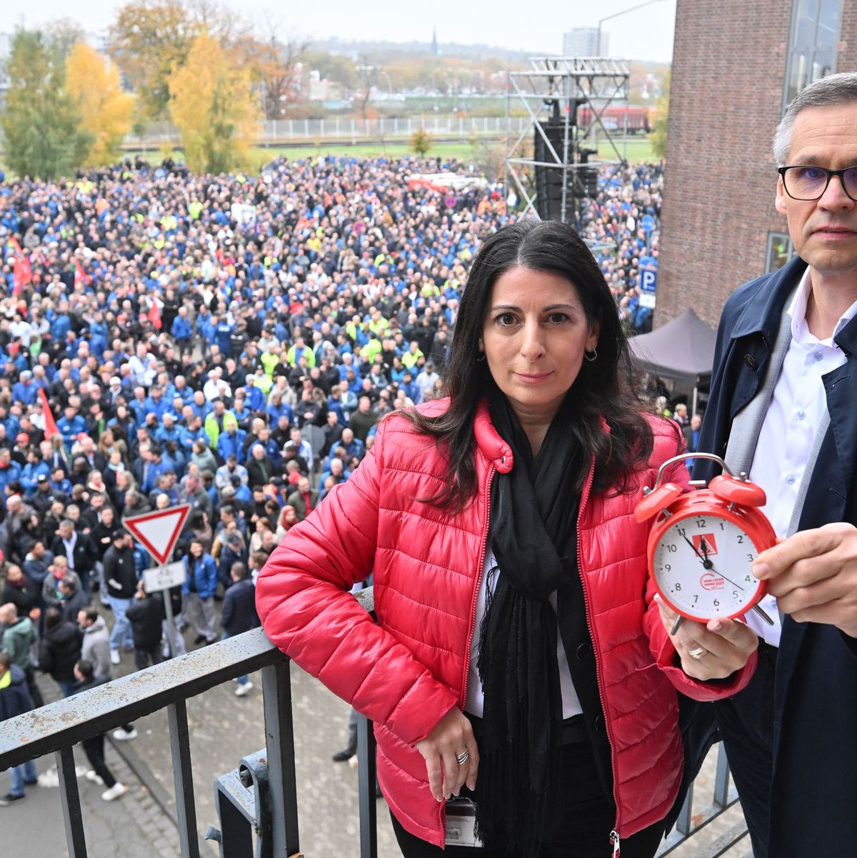 VW will mindestens drei Werke schließen. - Foto: Julian Stratenschulte/dpa-Pool/dpa