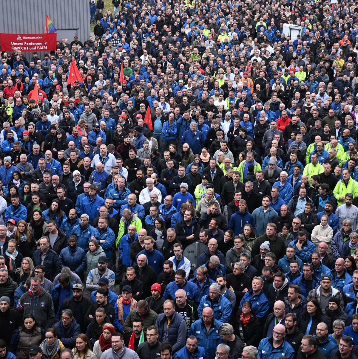 VW will mindestens drei Werke schließen. - Foto: Julian Stratenschulte/dpa-Pool/dpa