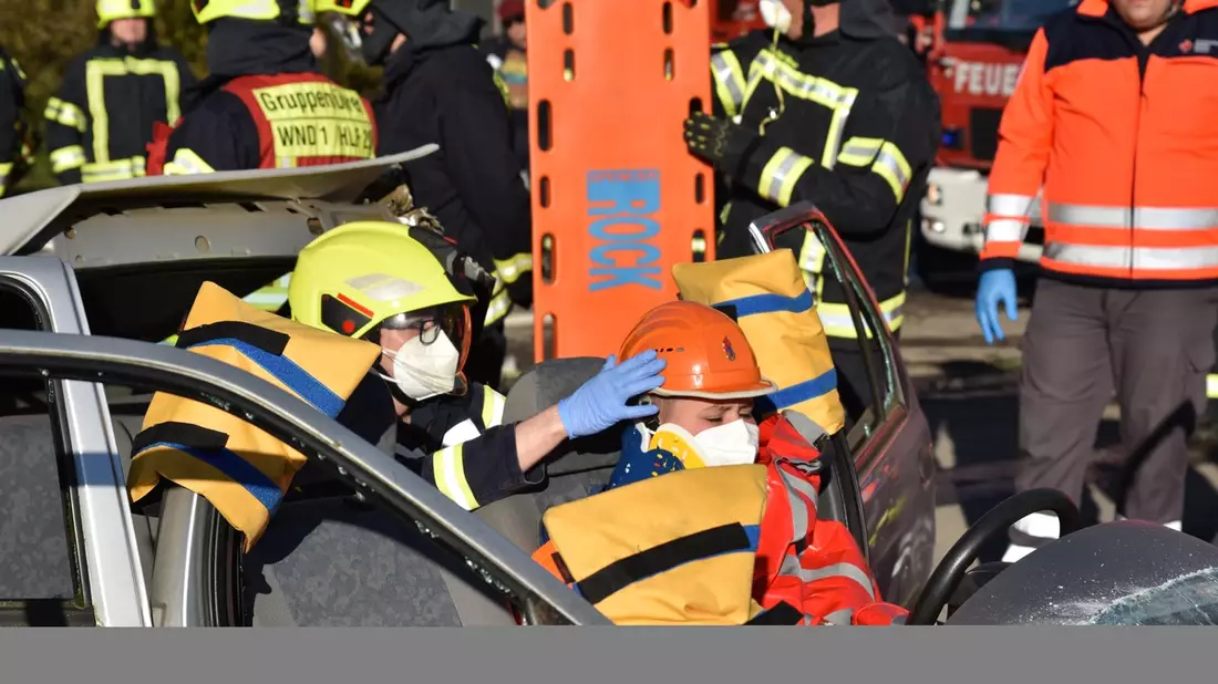 FW Wenden: Jahresabschlussübung der Feuerwehr Wenden - Bild: presseportal.de
