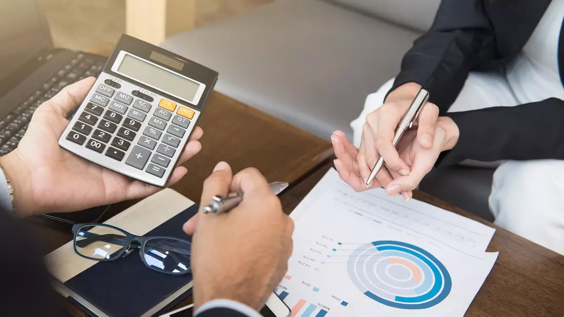 Eine solide Finanzplanung und gezielte Schuldenbegleichung verbessern den Schufa-Score nachhaltig. - Bild: Atstock Productions/Adobe Stock