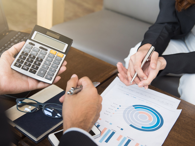 Eine solide Finanzplanung und gezielte Schuldenbegleichung verbessern den Schufa-Score nachhaltig. - Foto: Atstock Productions/Adobe Stock