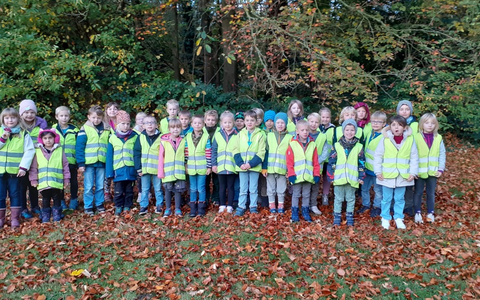 POL-WHV: Verkehrssicherheit - Erstklässlerinnen und Erstklässler im Bereich Varel und Friesische Wehde erhalten Sicherheitswarnwesten - Verteilung von 400 Stück - Foto: presseportal.de
