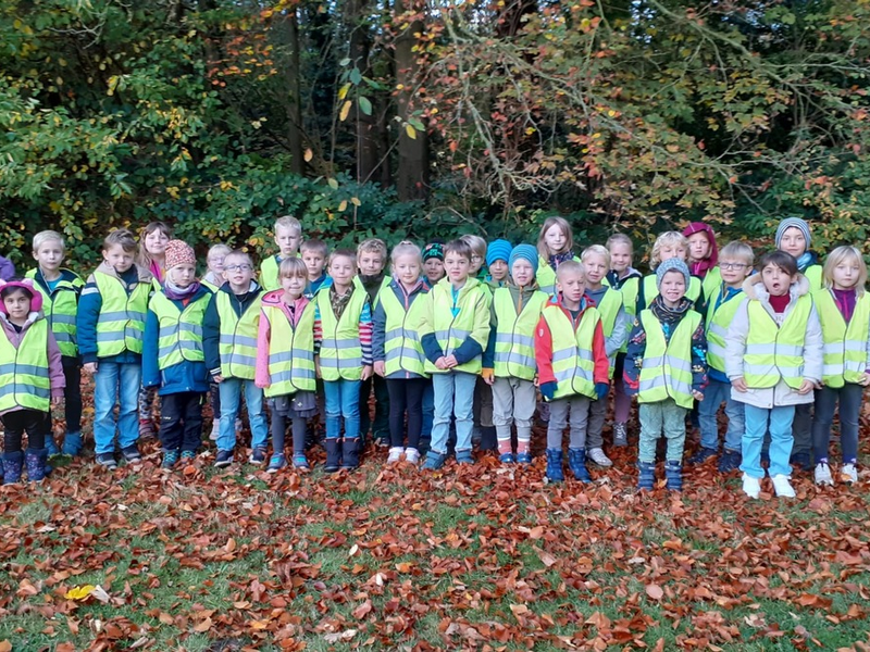 POL-WHV: Verkehrssicherheit - Erstklässlerinnen und Erstklässler im Bereich Varel und Friesische Wehde erhalten Sicherheitswarnwesten - Verteilung von 400 Stück - Foto: presseportal.de