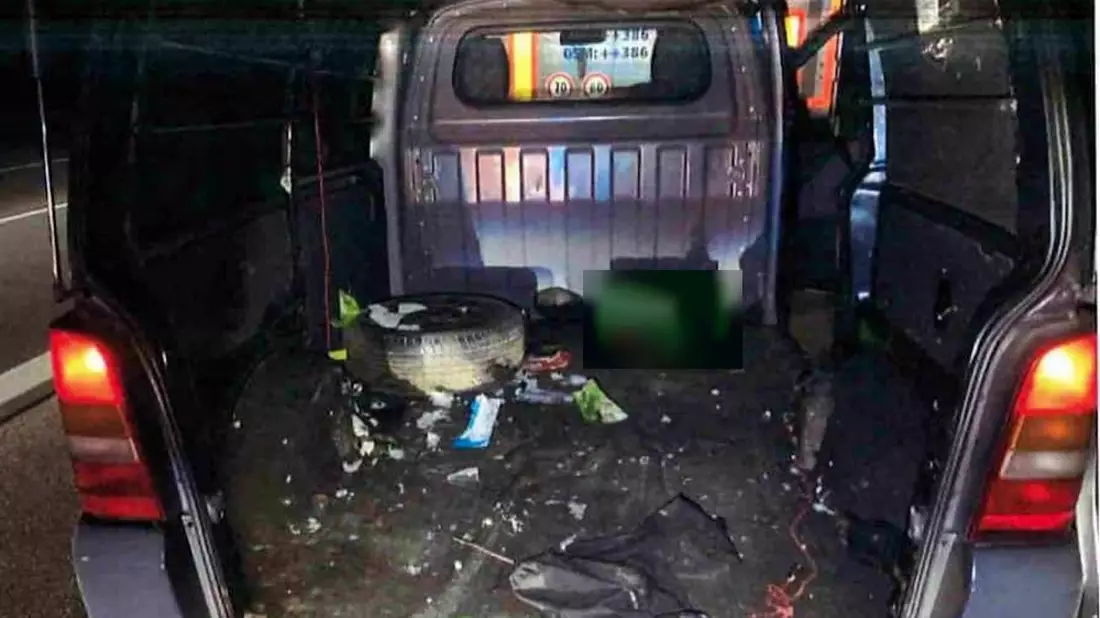 Bundespolizeidirektion München: 20 Personen in einem Mercedes Vito: Schleuser festgenommen - Bild: presseportal.de