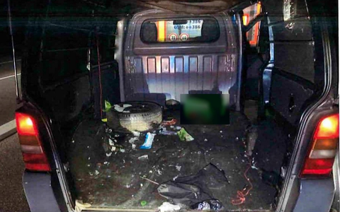 Bundespolizeidirektion MĂŒnchen: 20 Personen in einem Mercedes Vito: Schleuser festgenommen - Foto: presseportal.de Bundespolizeidirektion MĂŒnchen: 20 Personen in einem Mercedes Vito: Schleuser festgenommen - Foto: presseportal.de