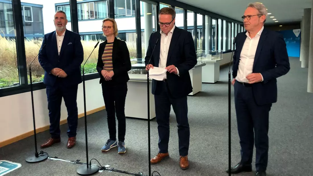 Die Spitzen von BSW, CDU und SPD kamen zu Gesprächen zur Regierungsbildung zusammen. (Archivbild) - Bild: David Hutzler/dpa