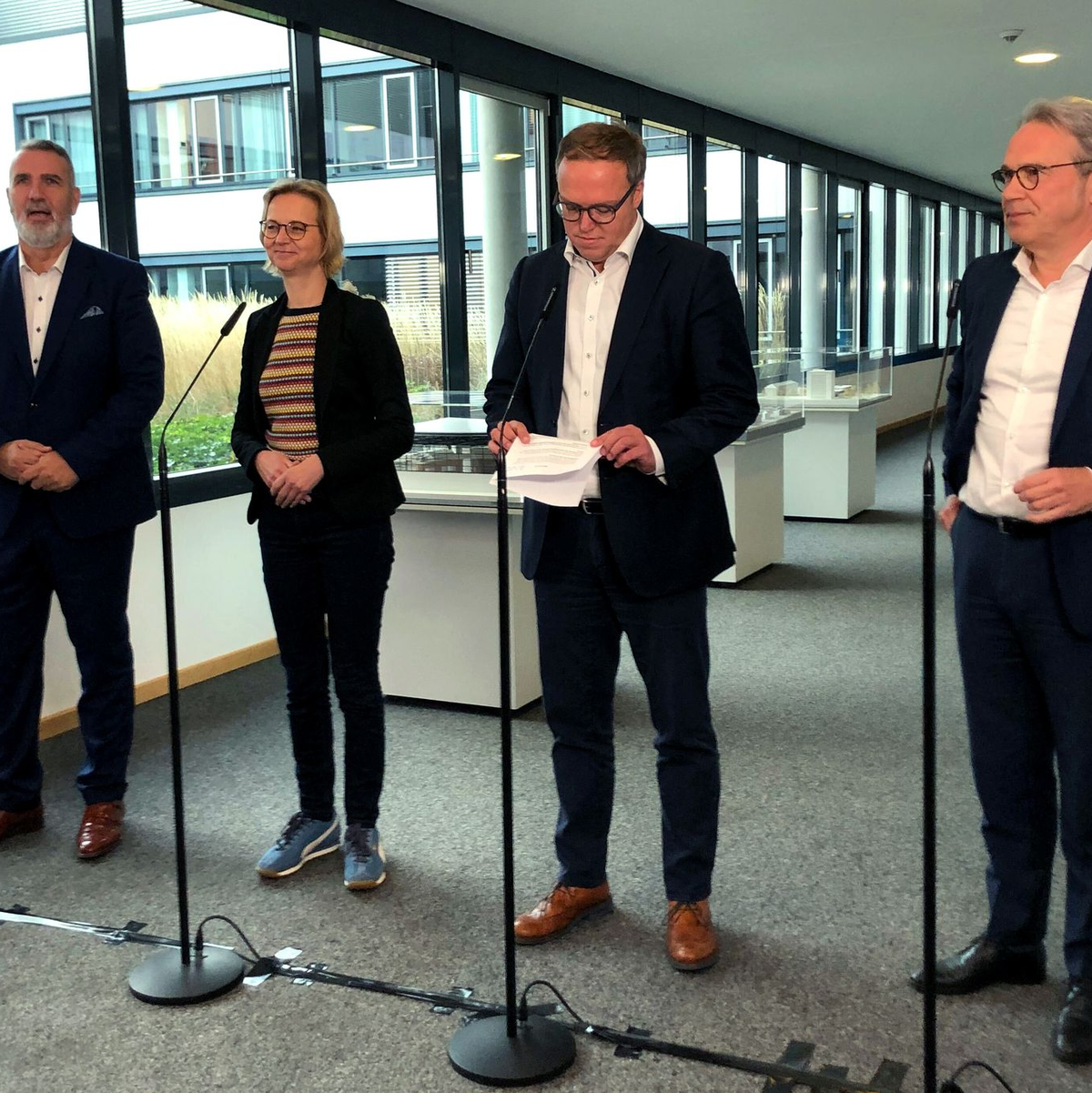 Den Verhandlern von BSW, CDU und SPD sieht man den Stress der vergangenen Tage an.  - Foto: David Hutzler/dpa