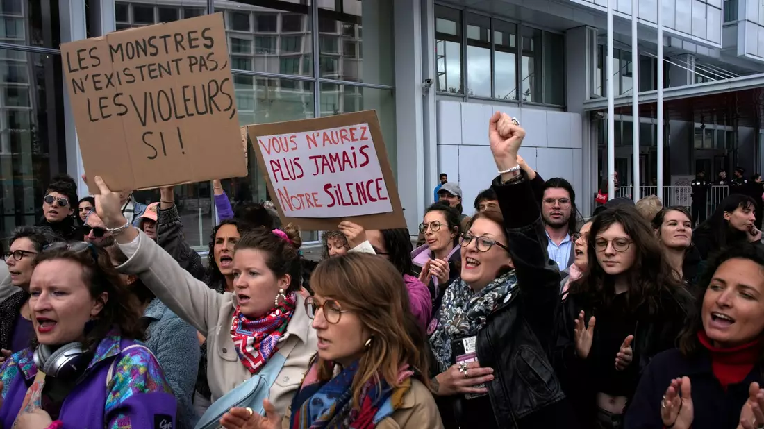 Vor dem Gericht demonstrieren Dutzende Unterstützerinnen der Klägerinnen. - Bild: Louise Delmotte/AP
