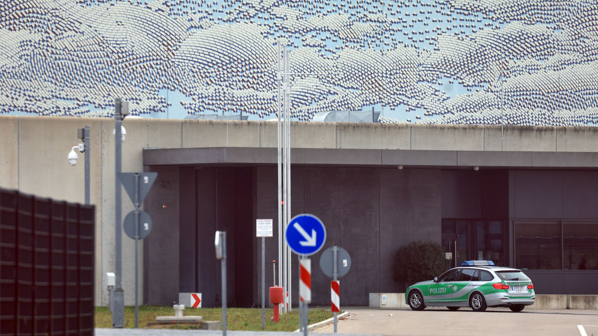 Seit Wochen gibt es Vorwürfe gegen Mitarbeiter im bayerischen Justizvollzug. Die Zahl der Beschuldigten stieg nun auf 17. (Symbolbild) - Foto: Karl-Josef Hildenbrand/dpa