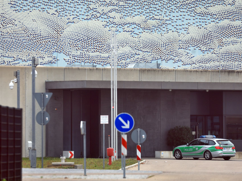 Seit Wochen gibt es Vorwürfe gegen Mitarbeiter im bayerischen Justizvollzug. Die Zahl der Beschuldigten stieg nun auf 17. (Symbolbild) - Foto: Karl-Josef Hildenbrand/dpa