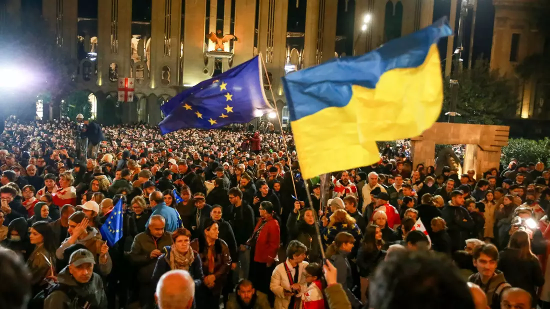 Zu Tausenden protestieren Anhänger der proeuropäischen Opposition in Georgien gegen das offiziell verkündete Ergebnis nach der Parlamentswahl. - Bild: Zurab Tsertsvadze/AP/dpa