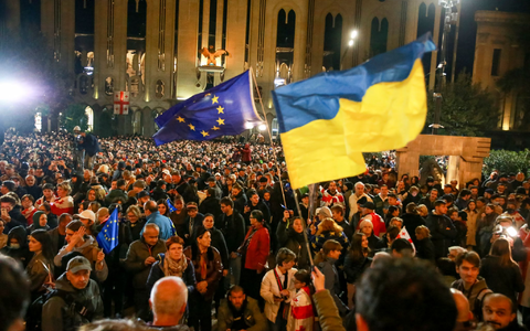 Zu Tausenden protestieren Anhänger der proeuropäischen Opposition in Georgien gegen das offiziell verkündete Ergebnis nach der Parlamentswahl. - Foto: Zurab Tsertsvadze/AP/dpa