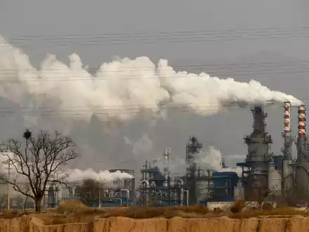 Wegen einer Hitzewelle stieg Chinas Strombedarf im dritten Quartal 2024. (Archivbild) - Foto: Olivia Zhang/AP/dpa