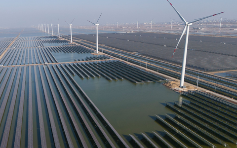 Der Ausbau der erneuerbaren Energien schreitet in China rasant voran. (Archivbild) - Foto: Ng Han Guan/AP/dpa