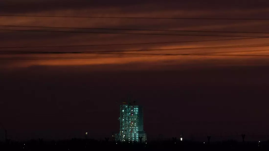 Die Astronauten sollen mit einer Trägerrakete vom Typ «Langer Marsch 2F» abheben.  - Bild: Ng Han Guan/AP/dpa