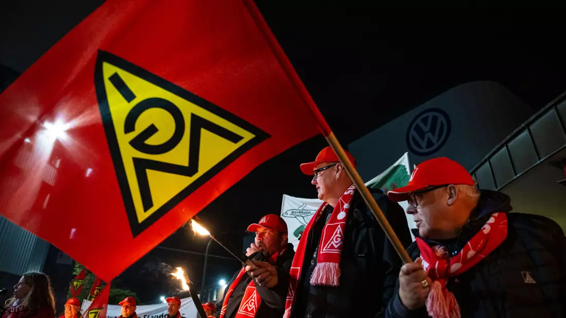 Die Sorgen um VW überschatten den Tarifkonflikt. - Bild: Guido Kirchner/dpa