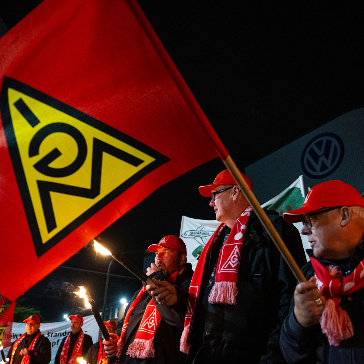 Überschattet werden die anstehenden Tarifverhandlungen von den drastischen Sparplänen beim Autobauer VW. - Foto: Guido Kirchner/dpa