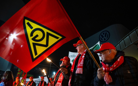 Überschattet werden die anstehenden Tarifverhandlungen von den drastischen Sparplänen beim Autobauer VW. - Foto: Guido Kirchner/dpa Überschattet werden die anstehenden Tarifverhandlungen von den drastischen Sparplänen beim Autobauer VW. - Foto: Guido Kirchner/dpa