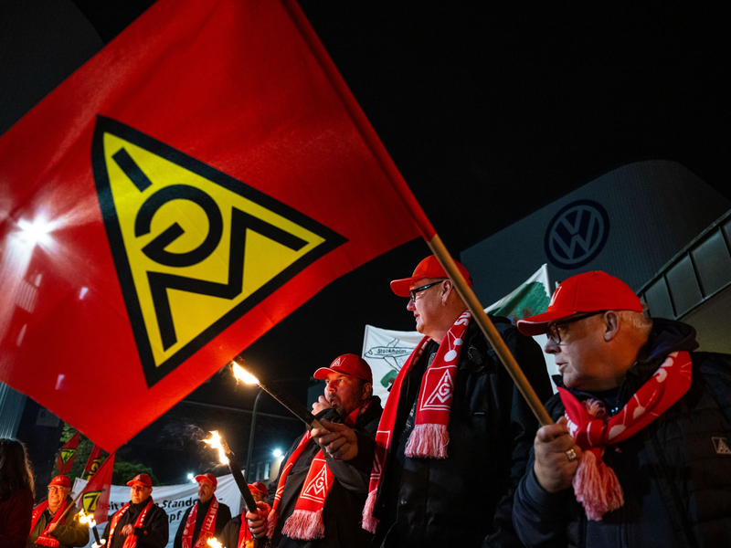 Die Sorgen um VW überschatten den Tarifkonflikt. - Foto: Guido Kirchner/dpa