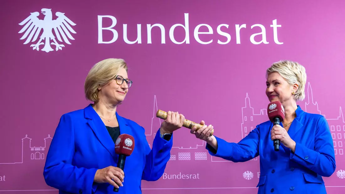 Staffelstabsübergabe: Anke Rehlinger (links) übernimmt von Manuela Schwesig die Bundesratspräsidentschaft. (Archivbild) - Bild: Jens Büttner/dpa